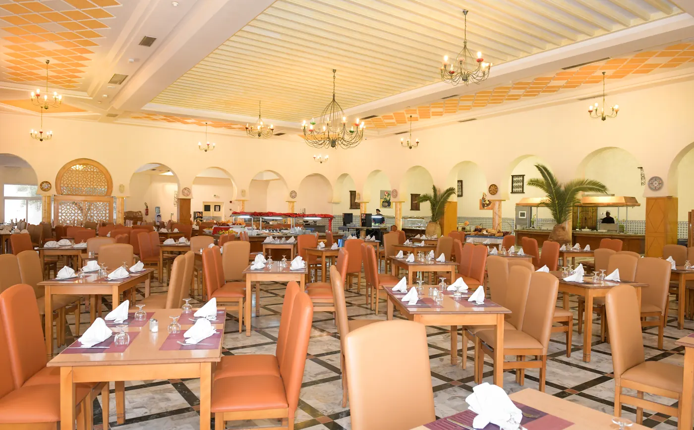Restaurant principal en buffet Tout Inclus aux saveurs méditerranéennes et tunisiennes de l'Hôtel Djerba Castille